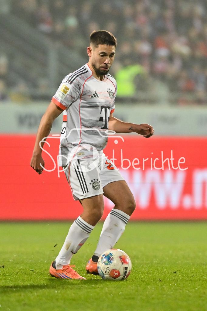 1. FC Heidenheim - FC Bayern München | HEIDENHEIM, GERMANY - 21. DECEMBER: am Ball Raphael GUERREIRO (FC Bayern Munich 22) / Einzelfoto / Freisteller während dem Bundesligamatch zwischen dem 1. FC Heidenheim und dem FC Bayern München am 15. Spieltag in der Voith-Arena / DFL REGULATIONS PROHIBIT ANY USE OF PHOTOGRAPHS AS IMAGE SEQUENCES AND/OR QUASI-VIDEO