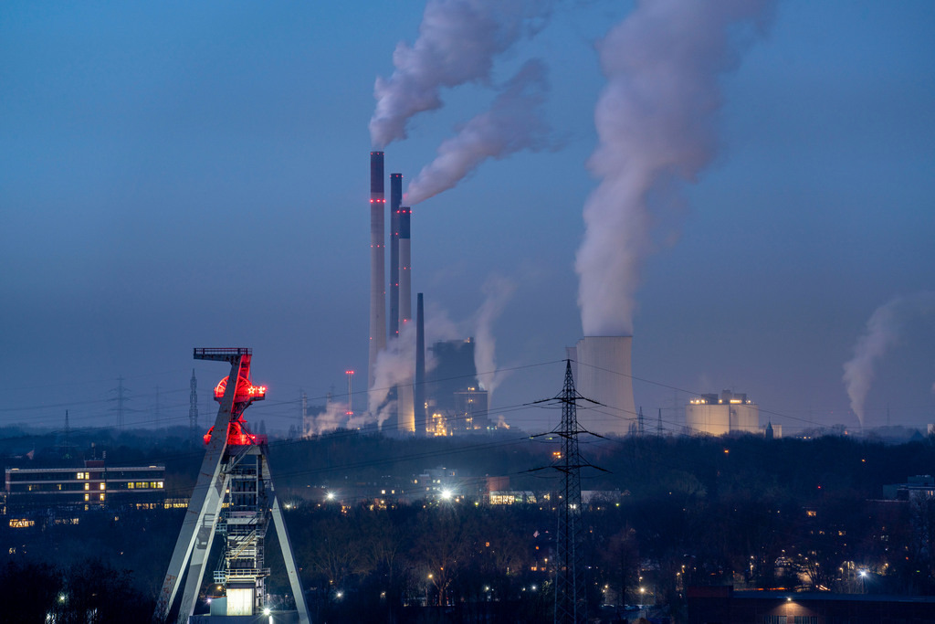 JT-220110 | UNIPER Kohlekraftwerk Gelsenkirchen-Scholven, Kraftwerksblöcke und Kühltürme, Fördergerüst der ehemaligen Steinkohlenzeche Hugo, Schacht 2, NRW, Deutschland,  - Realisiert mit Pictrs.com