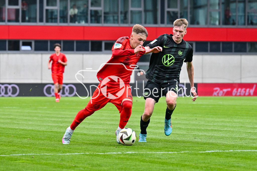 FC Bayern München U19 - VfL Wolfsburg U19 | im Duell Lennart KARL (FCB #7) und Elia DITTRICH (VfL Wolfsburg 3) / Zweikampf / U19 DFB Nachwuchsliga Endrunde: FC Bayern Muenchen - VfL Wolfsburg, FC Bayern Campus am 26.04.2025