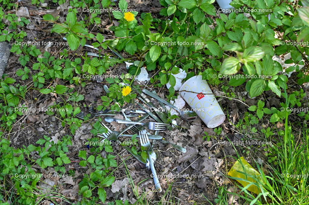 Pichlingersee_ Roma_ Sinti_ Camping_ Linz_ 03.05.2023-9 | 03.05.2023, Pichlingersee, AUT, Roma, Sinti, Camping, im Bild zurueckgelassene Campingflaeche, Mist, Muell, WC Anlage, Toilette, Kanister, Drohne