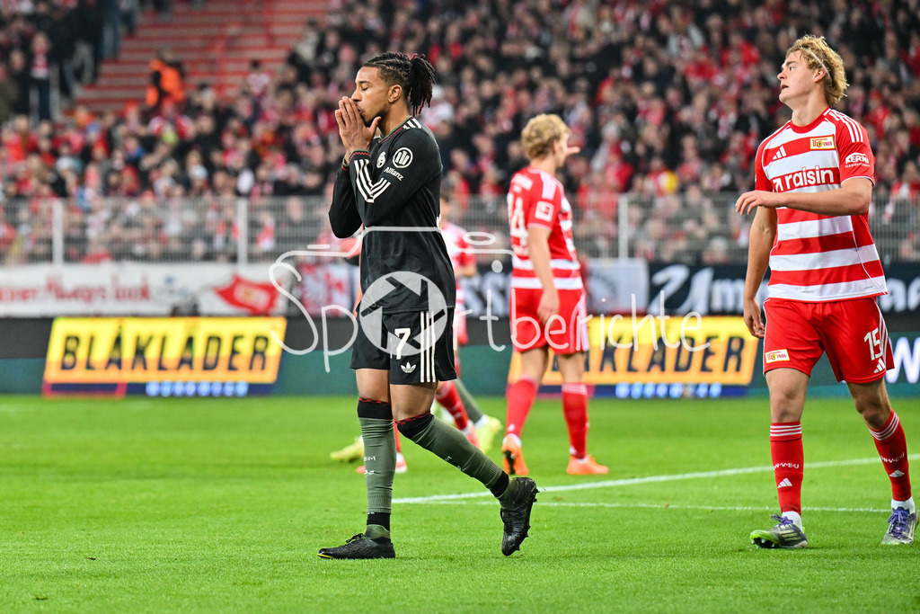 1. FC Union Berlin - FC Bayern München | Berlin, DEUTSCHLAND - 8. NOVEMBER: Michael OLISE (FC Bayern Munich 17) ärgert sich über eine vergebene Chance - Tom ROTHE (Union Berlin 15) während dem Bundesligamatch zwischen dem 1. FC Union Berlin und dem FC Bayern München am 10. Spieltag im Stadion an der alten Försterei am 8. November 2025 in Berlin, Germany / DFL REGULATIONS PROHIBIT ANY USE OF PHOTOGRAPHS AS IMAGE SEQUENCES AND/OR QUASI-VIDEO