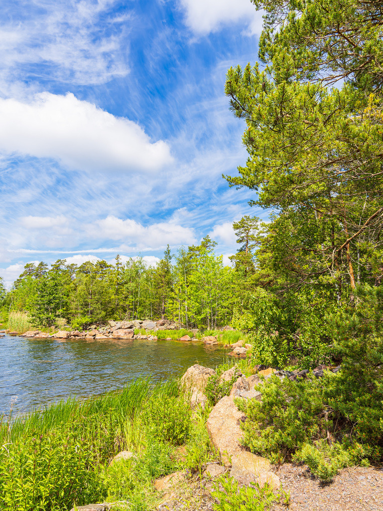 Ostseeküste mit Felsen und Bäumen bei Figeholm in Schweden | Ostseeküste mit Felsen und Bäumen bei Figeholm in Schweden.