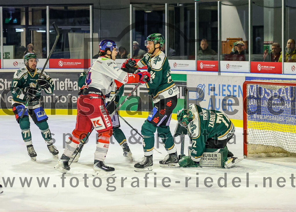 2025-11-16_074_TSV_Erding_gegen_Selber_Woelfe | Erding, Deutschland, 16.11.2025:Eishockey, Oberliga Süd 2025 / 2026, 17. Spieltag, TSV Erding gegen Selber Wölfe, Endergebnis: 3:1Philipp Michl (Erding Gladiators, #77), Philip Rubin (Selber Wölfe, #34), Bastian Cramer (Erding Gladiators, #34), Torwart David Zabolotny (Erding Gladiators, #72)Foto: Christian Riedel / fotografie-riedel.net