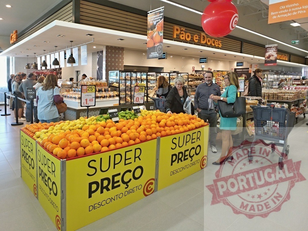 Customers shopping fresh produce supermarket bakery section | Customers browsing fresh oranges and bakery items in a modern supermarket - Realisiert mit Pictrs.com