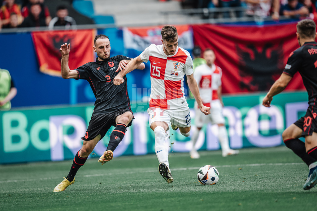 Fußball | Herren | UEFA-Fußball-Europameisterschaft 2024 | Gruppe B | Kroatien vs. Albanien | 19.06.2024 | v.l. Mario Mitaj (#3, Albanien) und cro 25