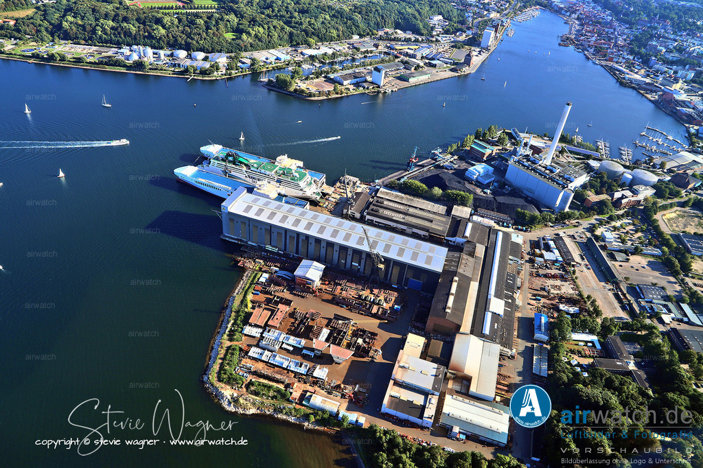 Luftbild, Flensburger Foerde, Flensburger Schiffbau Gesellschaft, FSG | Die FSG feierte im Jahr 2022 ihr 150-jähriges Bestehen und blickt mit einem neuen Auftragsbuch und einer neuen Unternehmensstruktur zuversichtlich in die Zukunft. Die Werft positioniert sich als Technologieführer im Bereich nachhaltiger Schiffsbetriebstechniken und hat bereits die weltweit erste Frachtfähre mit LNG-Antrieb gebaut.