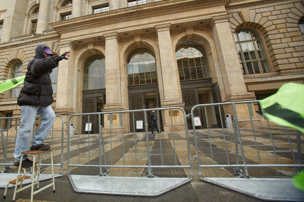 251114_SaveOurStudios_AGH_15 | Mit einer Lärmdemo und dem Durchschneiden eines Banners mit der Aufschrift "Cut the cuts" protestieren Künstler*innen am 14.11.2025 vor dem Berliner Abgeordnetenhaus gegen finanzielle Kürzungen in ihrem Bereich. - Realisiert mit Pictrs.com