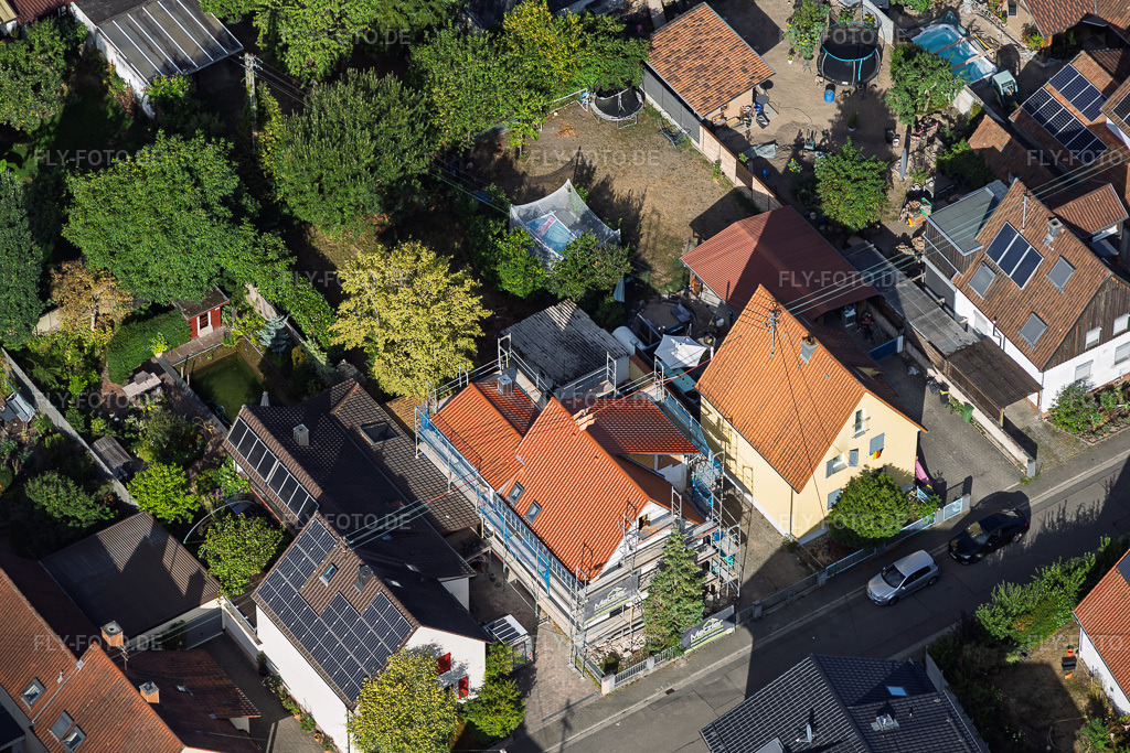 Luftbild: Baustelle zur Totalrenovierung eines EFH in der Waldstr in Kandel im Bundesland Rheinland-Pfalz in Deutschland. – Foto: IMG_158478.jpg vom 06.08.2026 durch Werner Riehm/FLY-FOTO.de – Auflösung des Originals: 5414 x 3610 px