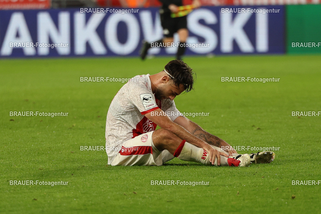 Rot-Weiss Essen - TSV Alemannia Aachen | Essen, Deutschland, 31.08.2025 José-Enrique Ríos Alonso  (Rot-Weiss Essen) sitz am Bodenwährend des 3.Liga Spiels zwischen  Rot-Weiss Essen und Alemannia Aachen am 31.08.2025 im Stadion an der Hafenstraße in Essen. (Foto von Timo Bluhmki-Schmidt/Brauer Fotoagentur