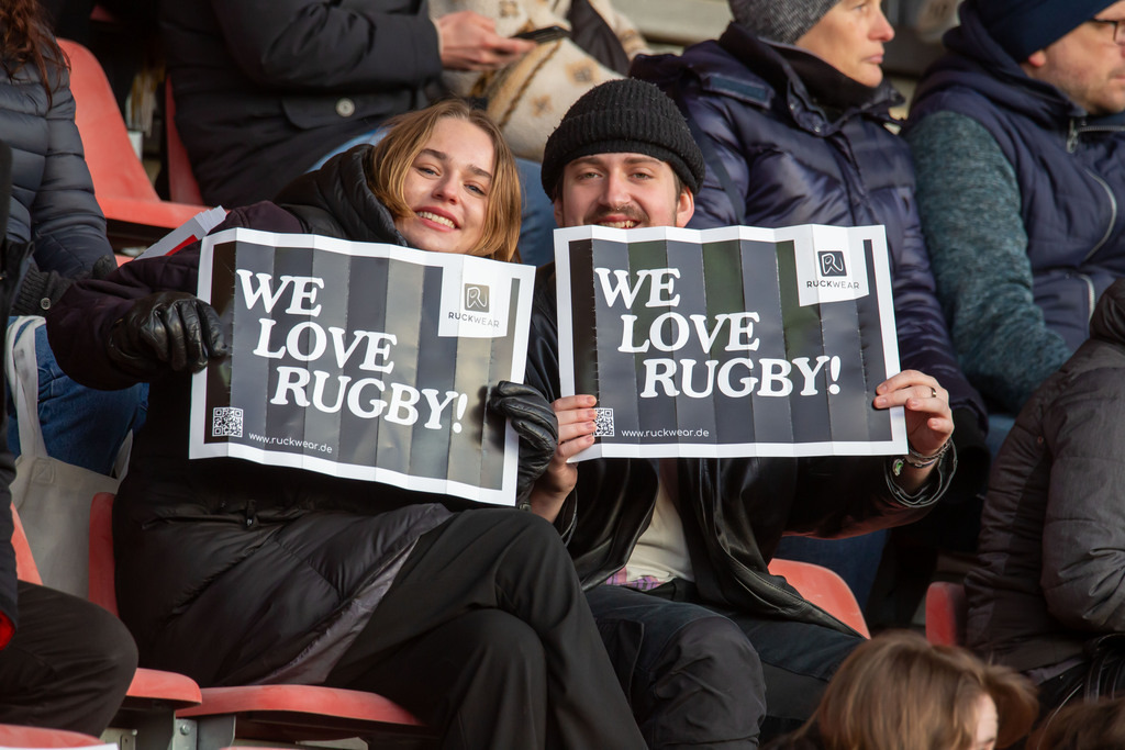 Rugby Europameisterschaft der Männer, 3. Spieltag: Deutschland gegen Belgien in Kassel***Fans halten Schilder mit der Aufschrift WE LOVE RUGBY in die Höhe | Rugby Europameisterschaft der Männer, 3. Spieltag: Deutschland gegen Belgien in Kassel***Fans halten Schilder mit der Aufschrift WE LOVE RUGBY in die Höhe - Realisiert mit Pictrs.com
