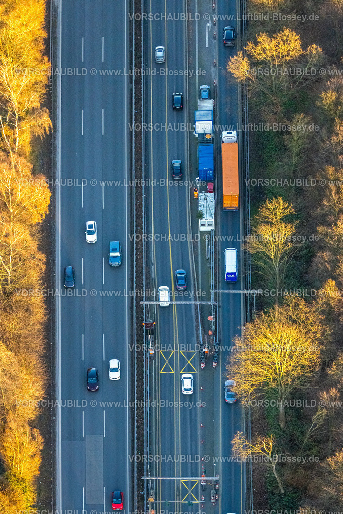 Bottrop251204630 | Luftbild, Teilstück Autobahn A42 mit Baustelle und orangefarbenem LKW Hapag-Lloyd, Senkrechtaufnahme, farbenfrohe Bäume, Vondern, Oberhausen, Ruhrgebiet, Nordrhein-Westfalen, Deutschland