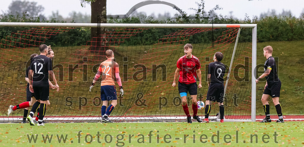 2023-08-27_032_TSV_Zorneding_II_gegen_TSV_Grafing_II | Zorneding, Deutschland, 27.08.2023:
Fußball, A-Klasse 2023 / 2024, 2. Spieltag, TSV Zorneding II gegen TSV Grafing II, Endergebnis: 5:1

Torschuss zum 2:0 durch Felix Mühlhölzl (TSV Zorneding, #4)
Thomas Urban (TSV Grafing, #12), Torwart Konstantin Lanzl (TSV Grafing, #22), Felix Mühlhölzl (TSV Zorneding, #4), Max Heckmann (TSV Grafing, #9), Leonhard Oswald (TSV Grafing, #4)

Foto: Christian Riedel / fotografie-riedel.net