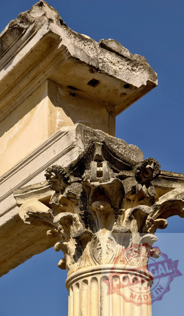 Corinthian column capital detail at Ancient Corinth Greece ruins. Extremdura - Spain | Sculpted Corinthian column capital with acanthus leaves against clear blue sky - Realisiert mit Pictrs.com