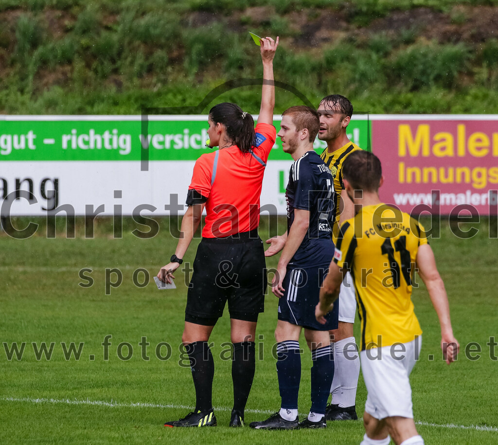 2023-07-29_069_FC_Moosinning_gegen_TuS_Raubling | Moosinning, Deutschland, 29.07.2023:
Fußball, Bezirksliga Oberbayern Ost 2023 / 2024, 1. Spieltag, FC Moosinning gegen TuS Raubling, Endergebnis: 0:7

Schiedsrichter Ariane Fichtl, Dominic Reisner (TuS Raubling, #31), Thomas Auerweck (FC Moosinning, #19), Maximilian Lechner (FC Moosinning, #11)

Foto: Christian Riedel / fotografie-riedel.net