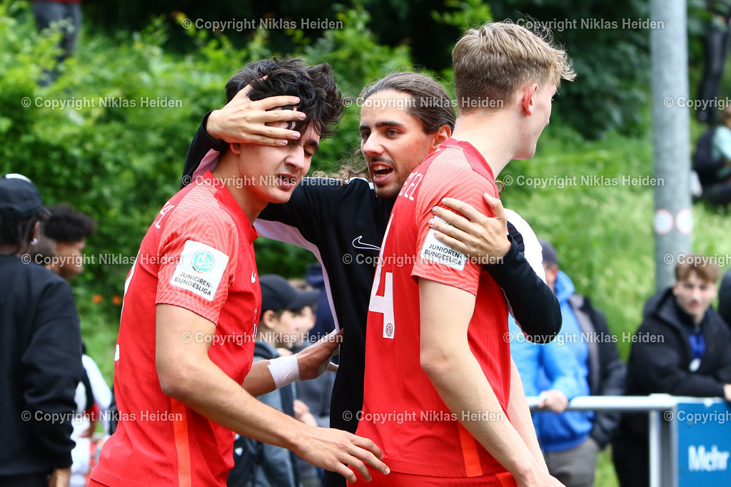 NH_EimsbüttelerTVU19_FCEintrachtNorderstedtU19_U19RegionalligaNord_09062024 | Elvin Puljic (Co-Trainer, Eimsbütteler TV U19) herzt #8 Daniel Gonzalez Jareno nach dessen Tor zum 2:1.Fußball I Junioren I A-Junioren Regionalliga Nord I Saison 2023-2024 I 26 Spieltag I Eimsbütteler TV U19 - FC Eintracht Norderstedt U19 I 09.06.2024 I Sportzentrum Hoheluft