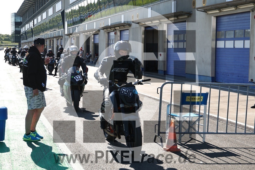 0690-20240513_01114 | Schöne Erinnerungen an spannende Momente - das festzuhalten ist unser Job. PIXELrace.de ist seit 2003 auf den Rennstrecken Europas unterwegs um die Action draußen beim Fahren und die wunderbare Stimmung imm Fahrerlager für euch einzufangen.