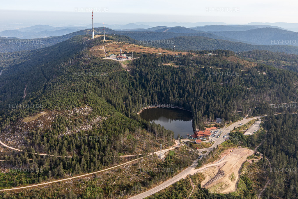 Luftbild: Bergrettungsstation Hornisgrinde (höchster Gibfel des N-Schwarzwalds) und Bergrettungsstation Hornisgrinde - Karl-Speck Hütte, Hornisgrindeturm, Bismarckturm, Sendemast und Grinde Hütte über dem Mummelsee an der Schwarzwaldhochstraße B500 in Seebach im Ortsteil Obersasbach in Sasbach im Bundesland Baden-Württemberg in Deutschland. Foto: IMG_111879.jpg vom 20.09.2020 durch Werner Riehm/FLY-FOTO.de