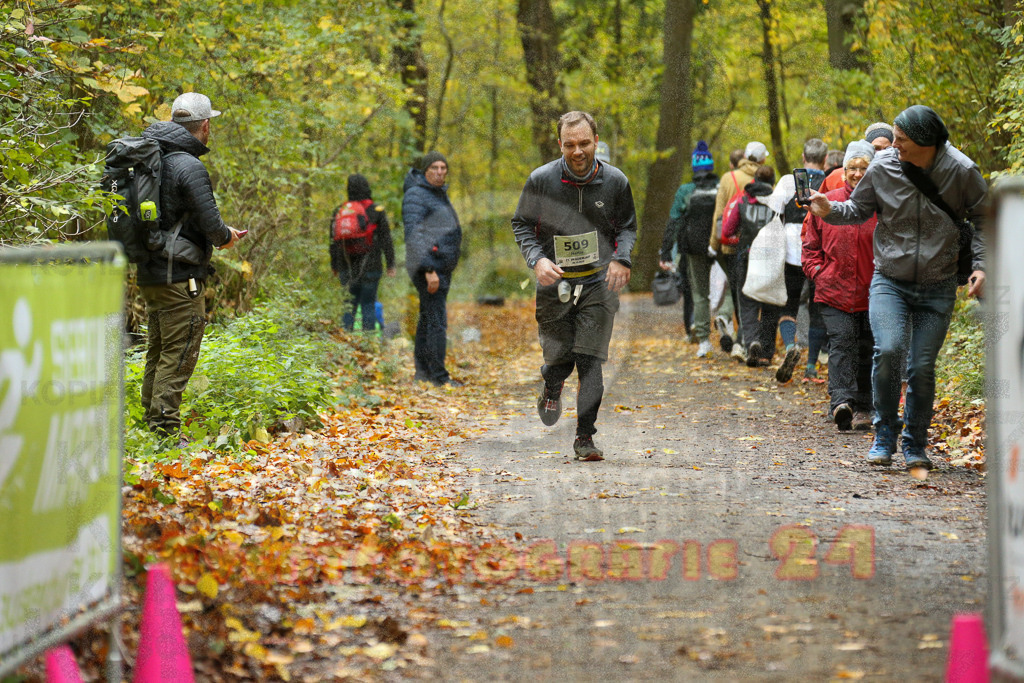 251026_1326_EX1_3480 | Sportfotografie im Rhein-Sieg Kreis, Köln, Bonn, NRW, Rheinland Pfalz, Hessen, etc. Unser Tätigkeitsfeld umfasst den Laufsport vom Volkslauf über den Marathon, Duathlon, Triathon bis zum Ultralauf wie Kölnpfad Ultra oder Schindertrail.