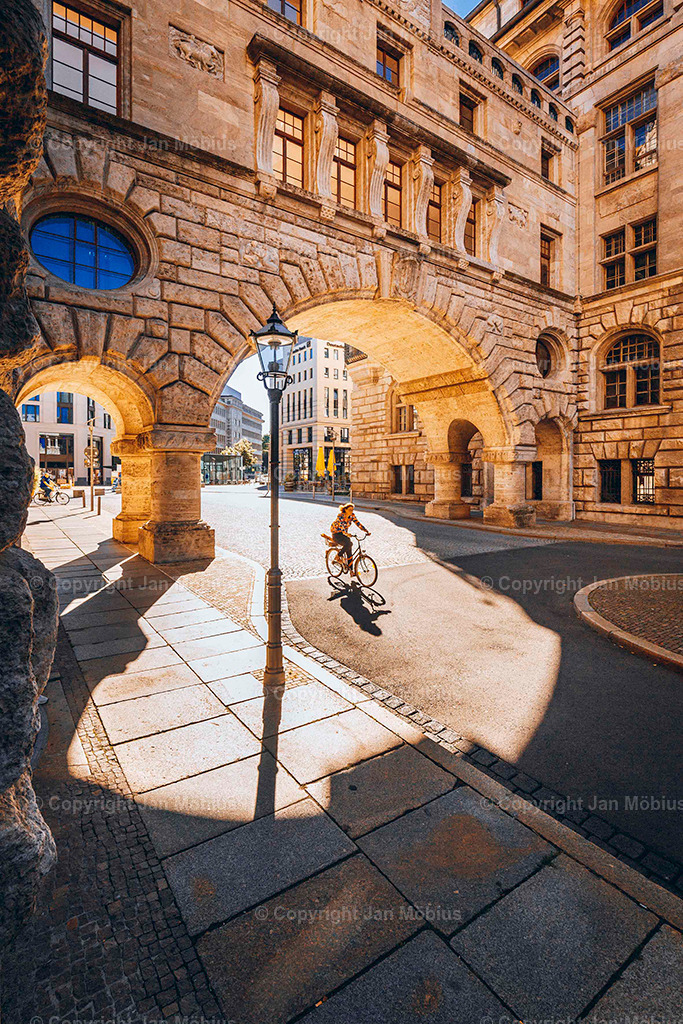 Neue Rathaus Leipzig | Das Neue Rathaus Leipzig beeindruckt mit monumentaler Architektur, historischem Flair und zentraler Lage. Es zählt zu den markantesten Wahrzeichen der Stadt und ist ein beliebter Fotospot - Realisiert mit Pictrs.com