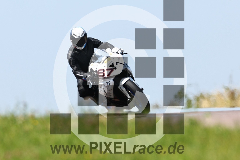 0877-20250621_01369 | Schöne Erinnerungen an spannende Momente - das festzuhalten ist unser Job. PIXELrace.de ist seit 2003 auf den Rennstrecken Europas unterwegs um die Action draußen beim Fahren und die wunderbare Stimmung imm Fahrerlager für euch einzufangen.