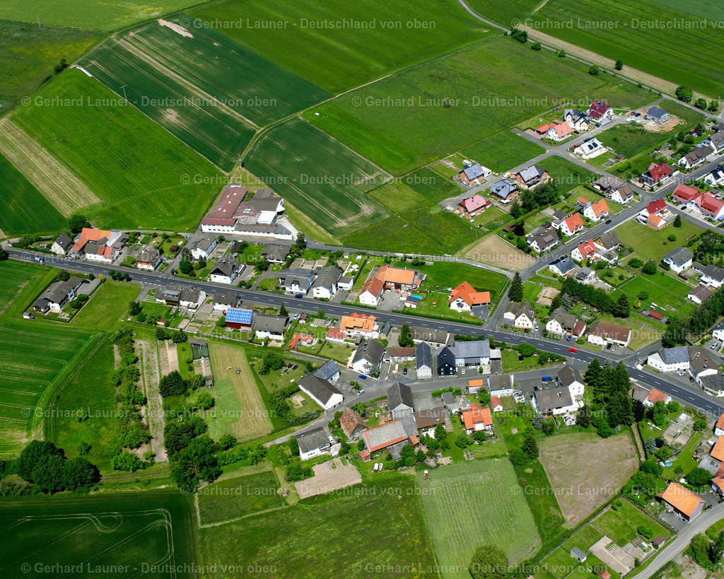 2614135 | LEUSEL 09.06.2006 Landwirtschaftliche Nutzflächen und Feldgrenzen  umsäumen das Siedlungsgebiet des Dorfes in Leusel im Bundesland Hessen, Deutschland // Agricultural land and field boundaries surround the settlement area of the village  in Leusel in the state Hesse, Germany Foto: Gerhard Launer