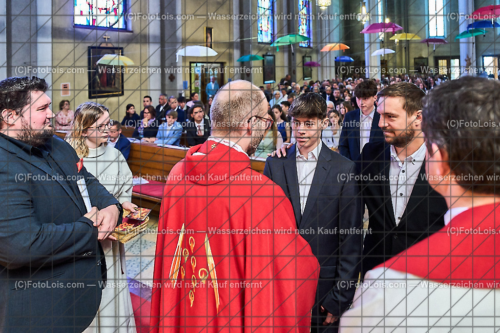 ALP1149_PfarrFirmung Wieselburg_Firmvorgang | (C)FotoLois.com, Alois Spandl, Firmung in der Pfarrkirche Wieselburg mit Generalvikar Dr. Christoph Weiss, Dechant Pfarrer Daniel Kostrzycki und Monignore Franz Dammerer, Sa 15. Juni 2024.