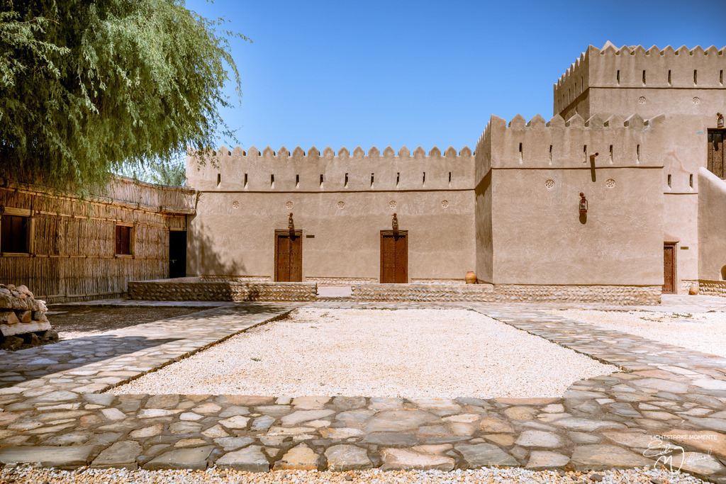 Residenz Bait Al Ghasham, Oman | Herzlich willkommen auf meiner Seite! Ich bin Elke Wallnisch, Deine Fotografin für lichtstarke Momente. Der Name steht für alles, was mich mit der Fotografie verbindet: Das Licht und seine machtvolle Wirkung auf eine Situation oder unsere Stimmung - Realisiert mit Pictrs.com