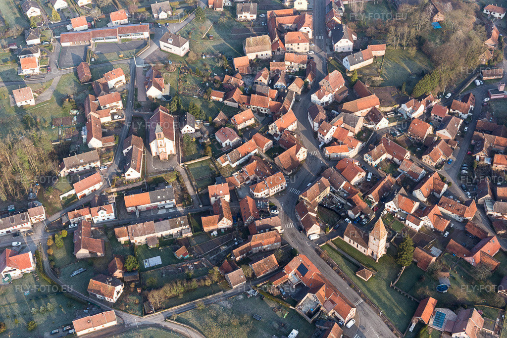 Vue aérienne: Vue de la ville à Weiterswiller dans le département Bas Rhin, France. Photo: IMG_105310.jpg prise le 25/03/2018 par Werner Riehm/FLY-FOTO.euRésolution de l'original: 5472 x 3648 px