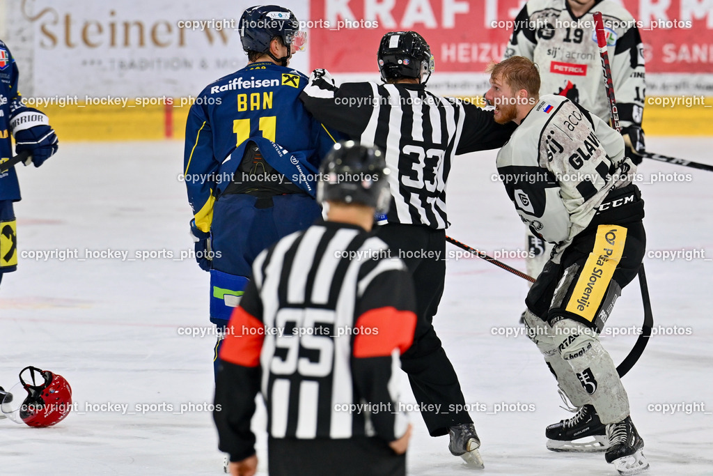 EK Zeller Eisbären vs. HDD Jesenice 1.10.2022 | #11 Ban Daniel, KANYO Tamas, Referees, #47 Glavic Gasper, Faustkampf
