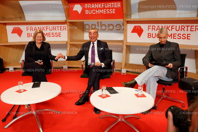 76. Frankfurter Buchmesse Impressionen | 18.10.2024 Heute ab 14 Uhr für alle geöffnet 76. Buchmesse Frankfurt Agora Frankfurter Pavilion mit Bundesinnenministerin Nancy FAESER (FDP) und Philosoph und Jurist Michel FRIEDMAN und Moderatorin Julia Reichelt diskutieren zum Thema Geht im Spannungsfeld von Freiheit und Sicherheit die Demokratie zugrunde ? (Foto: Peter Henrich) - Realisiert mit Pictrs.com