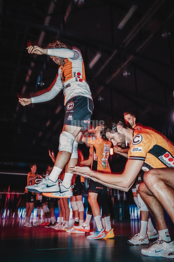 Volleyball | Herren | Saison 2025/2026 | Volleyball Ligacup | Finale | SVG Lüneburg vs. Berlin Recycling Volleys | 12.10.2024 | v.l. Kyle Dagostino (#24, BERLIN RECYCLING Volleys) und Jake Hanes (#22, BERLIN RECYCLING Volleys) beim Einlauf in die Arena