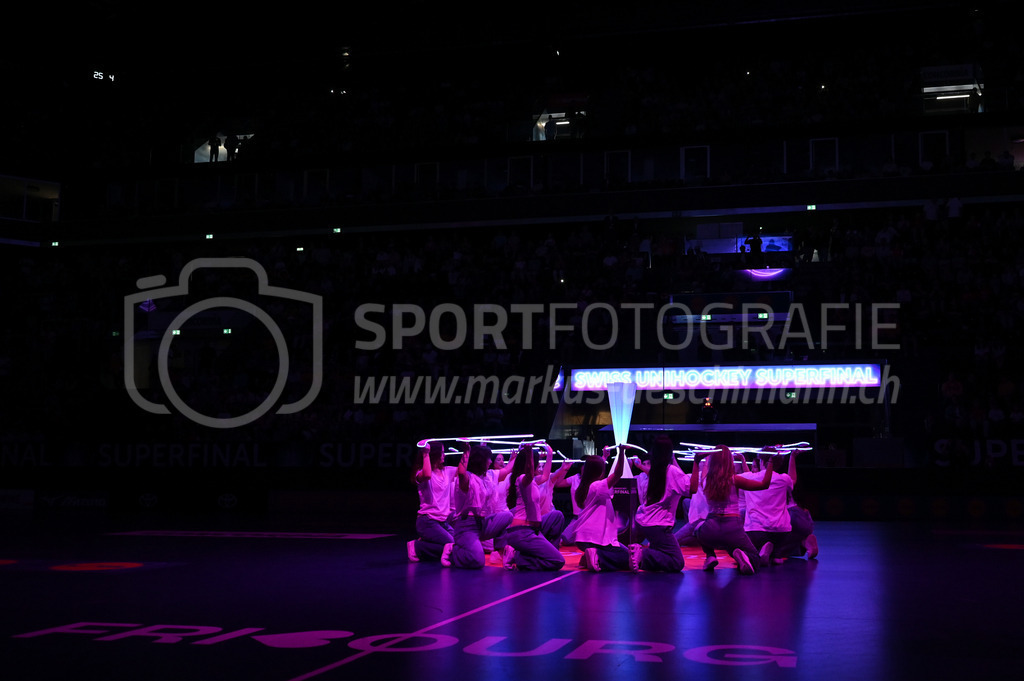 Zug United - HC Rychenberg - 25. April 2026 | Tanzgruppe mit toller Show am L-UPL Superfinal-Spiel zwischen Zug United und HC Rychenberg am 25. April 2026 in der BCF Arena, Fribourg, Schweiz.Bild: Sportfotografie Markus Aeschimann | www.markus-aeschimann.ch - Realisiert mit Pictrs.com