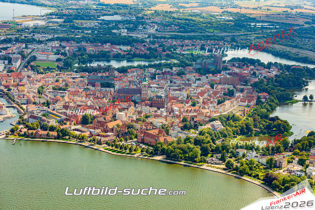 Luftaufnahme Uferbereich Stralsund - Die Luftaufnahme wurde 2025 vom UL-Flugzeug heraus erstellt ( ohne Drohne ) - Hochauflösende Luftaufnahme - für professionelle Ausdrucke geeignet. Die Geschenkidee !Mit Lizenz und Bildrechte bestellbar