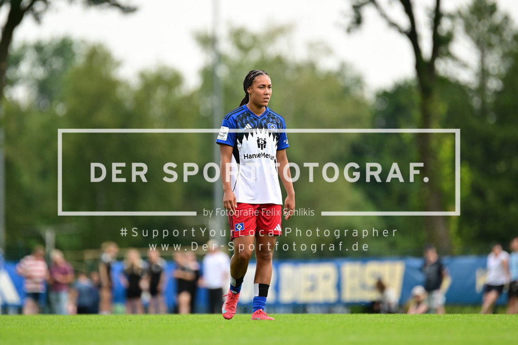 Fußball I Frauen I Saison 2025-2026 I Testspiel I Hamburger SV - Holstein Kiel I 57988 | Nahaufnahme, Einzelfoto, Freisteller, Portrait, Porträt, Einzelbild, Einzelfoto, Körper: Melina Krüger (9, Hamburger SV) - Realized with Pictrs.com
