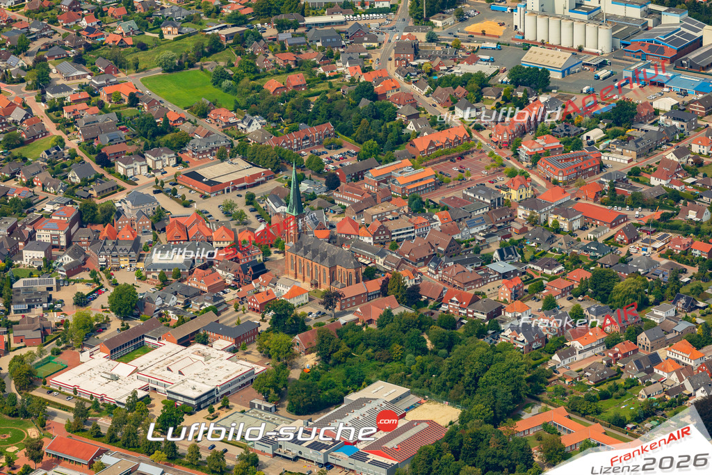 Kirche Dinklage Bild- Das Luftbild wurde 2025 vom UL-Flugzeug heraus erstellt ( keine Drohne bzw. Drohnenaufnahme ) - Hochauflösende Luftaufnahme -Nicht vergleichbar mit Google Maps oder Satelittenbilder- Die Geschenkidee !Mit Lizenz und Bildrechte bestellbar - CC