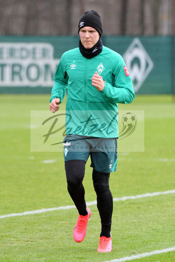 20200129_TRASVW_0057 | Fußball, Herren: Ludwig Augustinsson (SV Werder Bremen) schaut beim Training des SV Werder Bremen am 29.01.2020 im wohninvest Weserstadion in Bremen, Deutschland.(Foto von Nico Paetzel) - Realisiert mit Pictrs.com