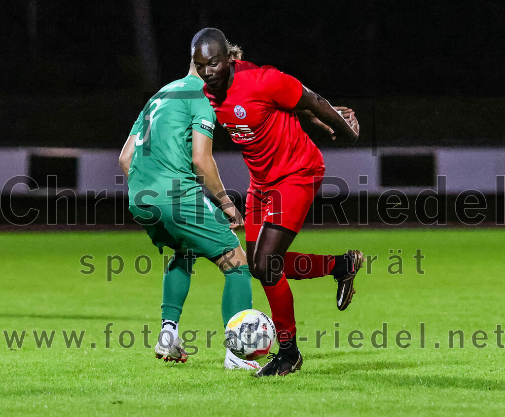 2023-09-01_006_SC_Baldham-Vaterstetten_gegen_TSV_1877_Ebersberg | Vaterstetten, Deutschland, 01.09.2023:
Fußball, Kreisliga 2023 / 2024, 3. Spieltag, SC Baldham-Vaterstetten gegen TSV 1877 Ebersberg, Ergebnis: 1:2

Thomas Grünwald (TSV 1877 Ebersberg, #3), Malcom Olwa (SC Baldham-Vaterstetten, #7)

Foto: Christian Riedel / fotografie-riedel.net