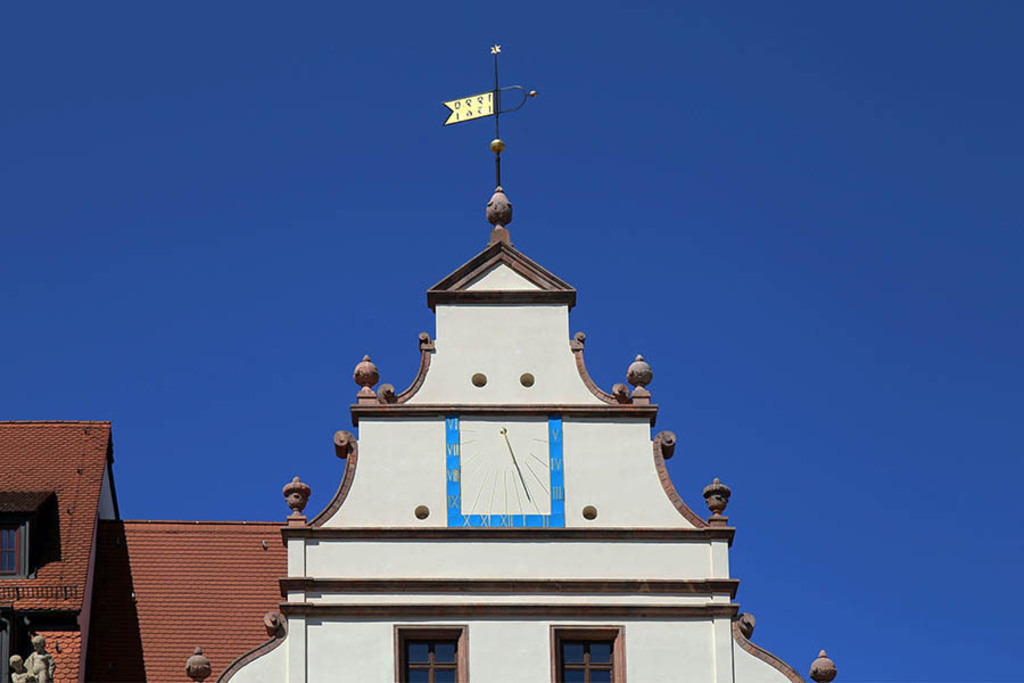 Foto: Leipzig - Alte Waage - Sonnenuhr und Wetterfahne | Das Team hinter BILDLEXIKON LEIPZIG bündelt historische wie aktuelle Informationen über die Stadt Leipzig in Text und Bild auf einer Plattform und stellt diese der interessierten Öffentlichkeit zur Verfügung.