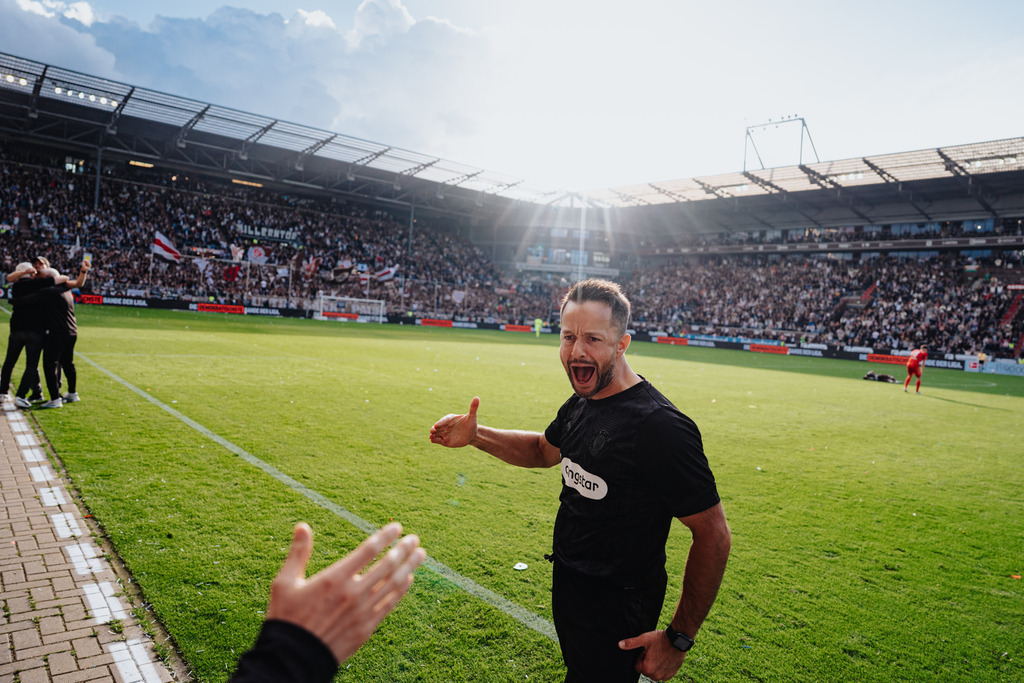 FCS05436 | Der offizielle Shop für FC St. Pauli Fotos. Wähle aus Spielszenen & Fanmomenten dein FCSP Wunschformat. Wir liefern Millerntor-Atmosphäre.