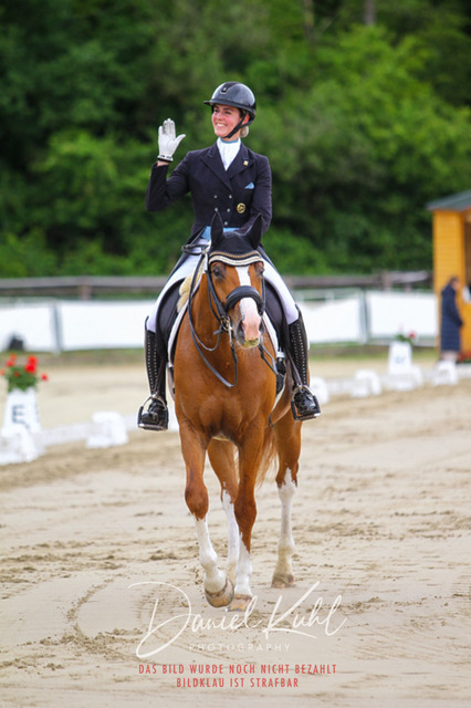 DKP47935 | Turnierfotos kaufen im Webshop von Daniel Kuhl Photography – entdecke professionelle Reitsportfotos aus Turnieren & Events. Hochwertige Turnierbilder online bestellen & sichern. Jetzt Fotos von Reitsportturnieren kaufen!