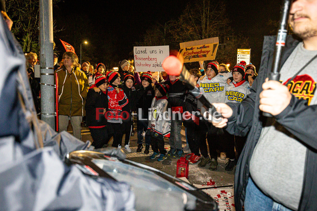 Demo für den Erhalt der Eishalle Peißenberg | Demo für den Erhalt der Eishalle Peißenberg, Demo für den Erhalt der Eishalle Peißenberg, 20241030,,2024-10-30 in Peißenberg (Moosleitenparkplatz)Copyright: WolfgangxLindner