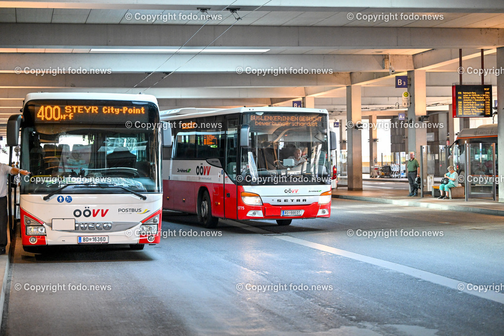 Busbahnhof Linz_ Bus_ Haltestelle_ 19.06.2024-10 | 19.06.2024, Busbahnhof Linz, AUT, Busbahnhof am Hauptbahnhof Linz, im Bild Bus, Haltestelle, Obdachlose am Warteplatz, OoeVV, Oberoesterreichischer Verkehrsverbund