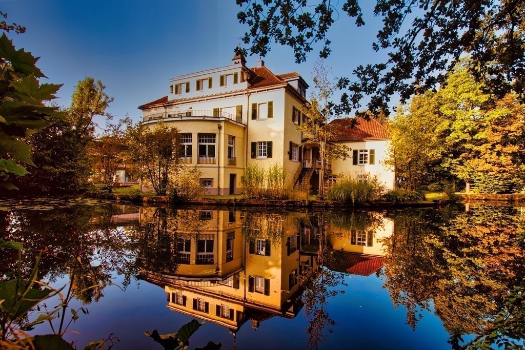 Schloss Eulenbroich - steht in Rösrath an einem Nebenarm der Sülz | Ob Hochzeitsfeiern oder Kulturveranstaltungen - hier ist die perfekte Lokalität für jeden Anlass - Realisiert mit Pictrs.com