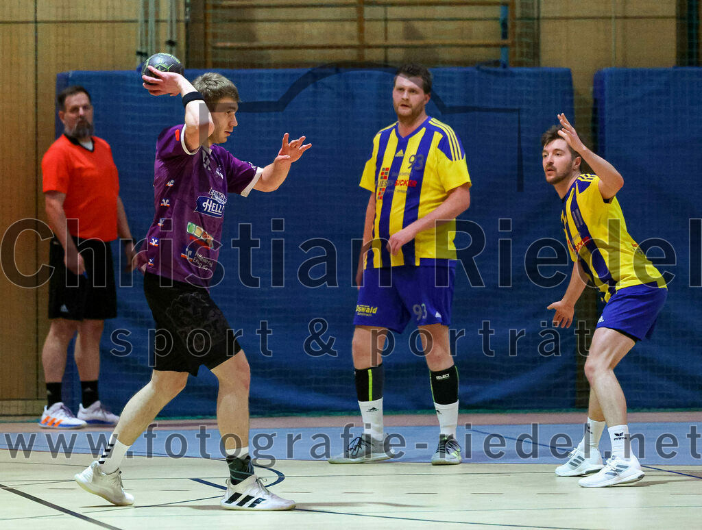 2023-03-11_024_SpVgg_Altenerding_gegen_SSG_Metten | Erding, Deutschland, 11.03.2023:
Handball, Bezirksoberliga Männer 2022 / 2023, 17. Spieltag, SpVgg Altenerding gegen SSG Metten, Endergebnis: 26:22

Severin Lößl (SpVgg Altenerding, #21), Sebastian Klima (SSG Metten, #93), Jan Friedrich (SSG Metten, #11)

Foto: Christian Riedel / fotografie-riedel.net