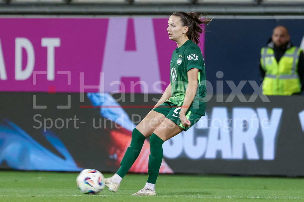 Fussball, Google Pixel Frauen-Bundesliga, VfL Wolfsburg - SV Werder Bremen | Joelle Wedemeyer (VfL Wolfsburg, 24) am Ball, Freisteller, Einzelbild, Ganzkörper, Aktion, Action, Spielszene, DIE DFB-RICHTLINIEN UNTERSAGEN JEGLICHE NUTZUNG VON FOTOS ALS SEQUENZBILDER UND/ODER VIDEOÄHNLICHE FOTOSTRECKEN. DFB REGULATIONS PROHIBIT ANY USE OF PHOTOGRAPHS AS IMAGE SEQUENCES AND/OR QUASI-VIDEO.