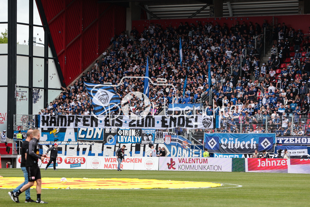 SSV Jahn Regensburg - Hamburger SV | Die mitgereisten Fans aus Hamburg machen ordentlich Stimmung in Regensburg / Ultras / DFL REGULATIONS PROHIBIT ANY USE OF PHOTOGRAPHS AS IMAGE SEQUENCES AND/OR QUASI-VIDEO