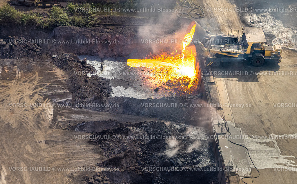 Duisburg240705534-Nord | Luftbild, Duisburg-Nord, Abschütten von glühendem Material mit einem LKW im Werk Acelor Mittal, Laar, Duisburg, Ruhrgebiet, Nordrhein-Westfalen, Deutschland