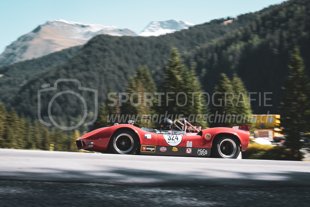 21. Arosa ClassicCar 2025 - 6. =September= 2025 | Ulrich Weber aus Schönenberg-Kübelberg (GER) in einem McLaren M1B aus dem Jahre 1966 mit Startnummer 324 am Arosa ClassicCar 2025 in der Kategorie Sport Trophy..@arosaclassiccar, @arosa.official, #arosaclassiccar, #arosa, #76curves, #classiccarBild: Sportfotografie Markus Aeschimann | www.markus-aeschimann.ch - Realisiert mit Pictrs.com