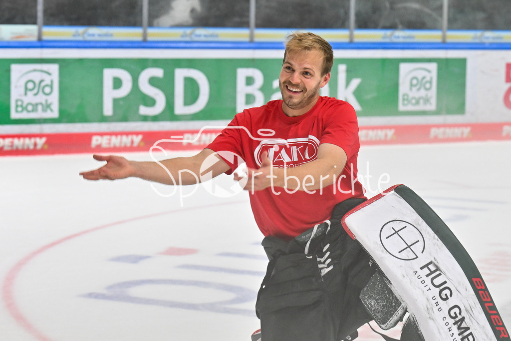 Augsburger Panther - Iserlohn Roosters | Die Augsburger Panther feiern zusammen mit ihren Fans den Heimsieg gegen Iserlohn / Penny DEL: Augsburger Panther - Iserlohn Roosters; Curt Frenzel Stadion am 21.09.2025 / im Bild Michael GARTEIG (Augsburger Panther 34