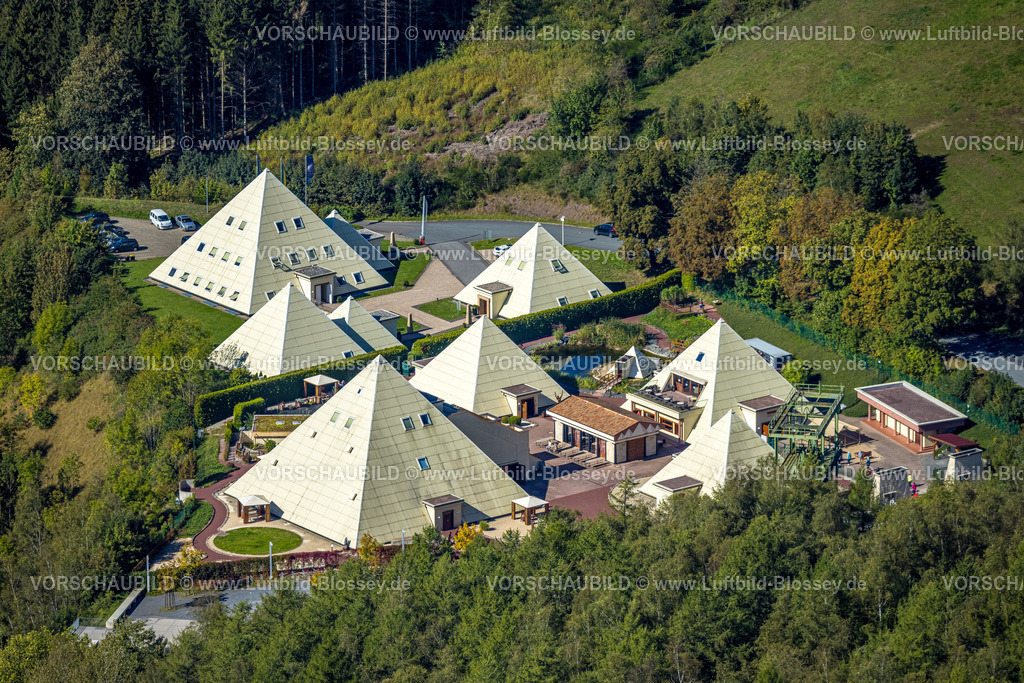 Lennestadt230910496Meggen | Luftbild, Galileo Park, Museum und Wissenspark, Häuser mit Spitzdach in Pyramidenform, Meggen, Lennestadt, Sauerland, Nordrhein-Westfalen, Deutschland